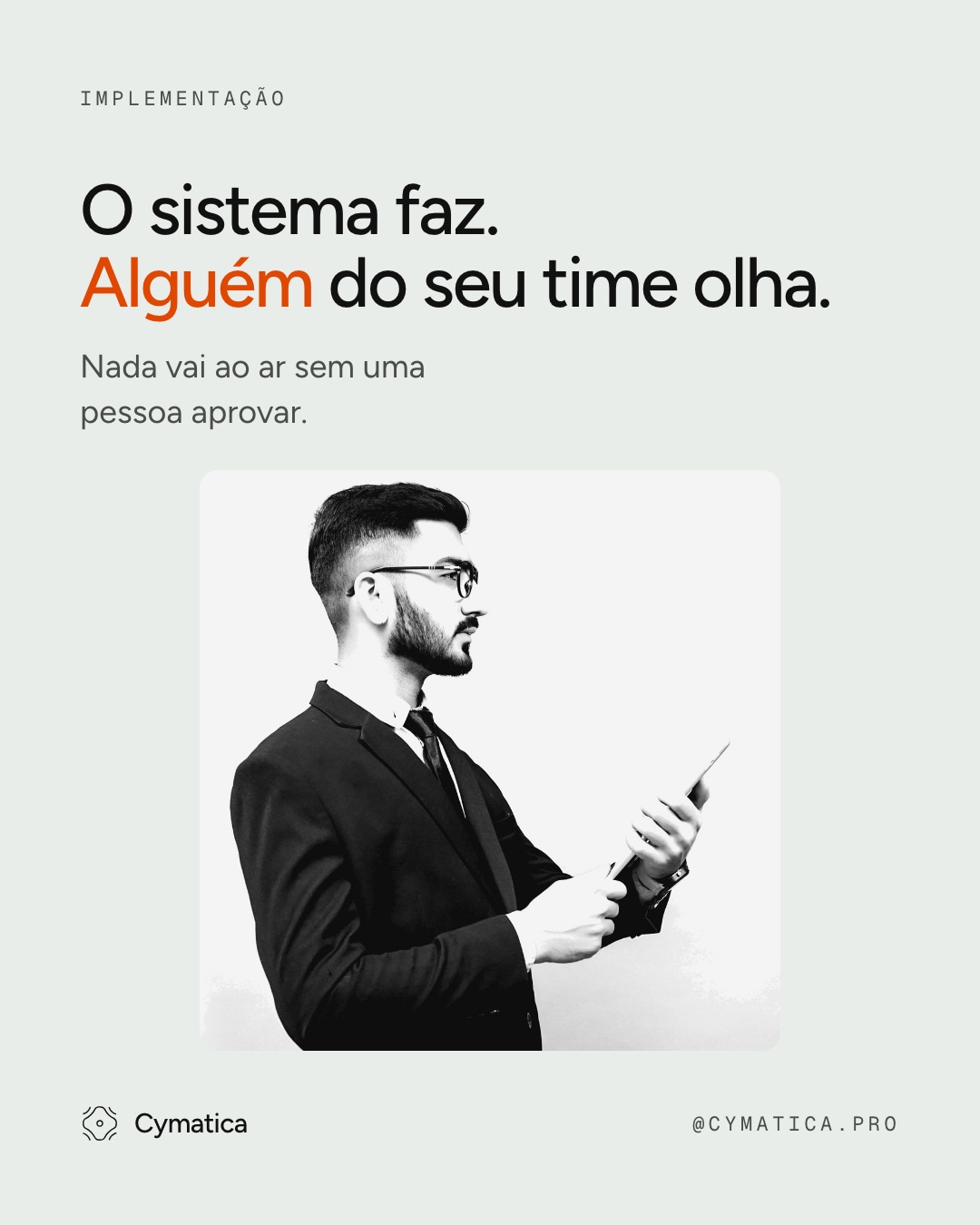Post da Cymatica: “O sistema faz. Alguém do seu time olha.”, com foto de um homem conferindo o tablet.